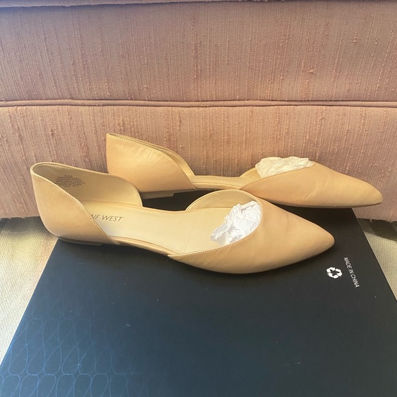 Nude/Natural Nine West Flats (NWOT) - Picture 2 of 12